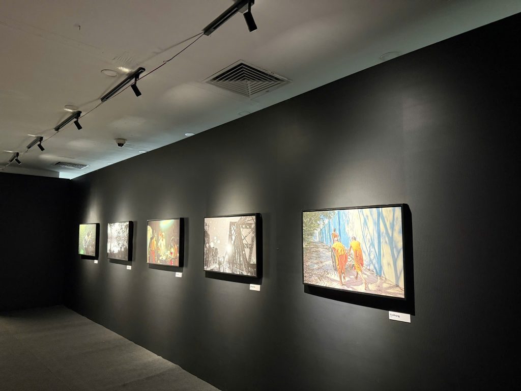 chiếu sáng tranh nghệ thuật